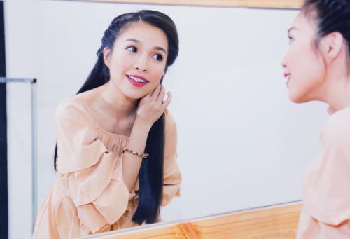 Hiền Thục xuất hiện đằm thắm với tà áo dài phụ diễn cho 'bà mẹ nhí' ảnh 5